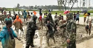 চট্টগ্রামে ক্ষতিগ্রস্ত বাঁধ মেরামতে সেনাবাহিনীর উদ্যোগ